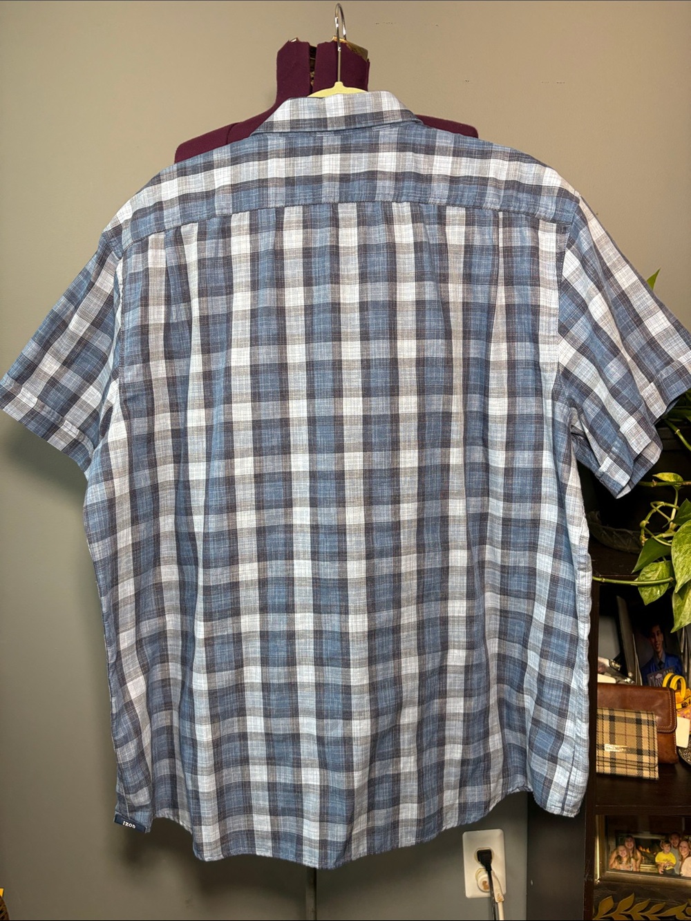 Izod Men's Short-Sleeve Plaid Button-Down Shirt in Blue and White - Picture 6 of 8
